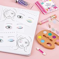 Work of Art Cosmetics Set